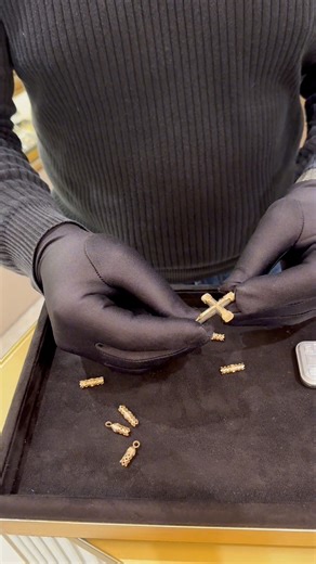 Elemente din aur veritabil aflate acum în lucru 💛 — vor fi montate pe noile modele de șireturi personalizate, realizate la comandă. 💥 Avem și o cruce din lemn cu elemente din aur, într-o variantă mai mică și elegantă, perfectă pentru purtare zilnică. Urmează modele spectaculoase — rămâneți aproape! 🔥 #aur #lucrarelacomandă #bijuterii #șireturi #cruceaur #orhei #handmade #lux | PREMIUM GOLD