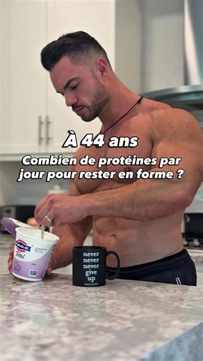 À partir de 40 ans, on perd naturellement du muscle chaque année si on ne fait rien. Et qui dit moins de muscle dit : moins d’énergie, moins de force, moins de calories brûlées au repos, plus de douleurs… bref, le combo que tu ne veux pas connaître. Alors c’est quoi le bon repère ? 👉 Entre 1,6 g et 2 g de protéines par kilo de poids de corps par jour C’est la zone idéale pour : • maintenir ta masse musculaire • améliorer ta récupération • stabiliser ta faim • éviter la fonte musculaire liée à l