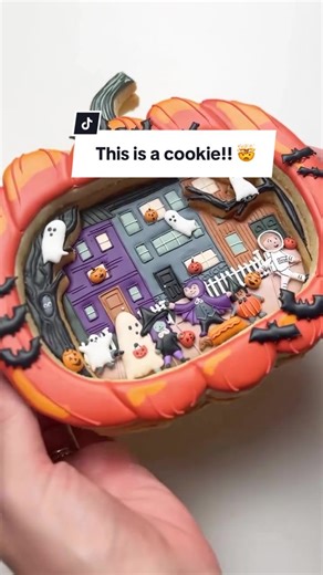 Learn how ro make this spooktacukar Pumpkin Diorama Cookie from our cookie queen @Megan Warne This class is only available for purchase for a few days, so grab it at the howtocakeit.com #cookies #cookiedecorating #tutorials #halloween