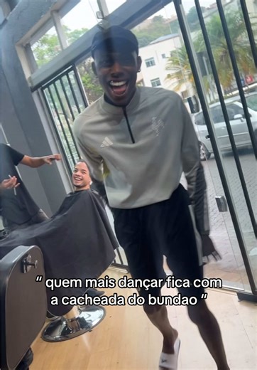 Quem Dança Fica com a Cacheada do Bundão