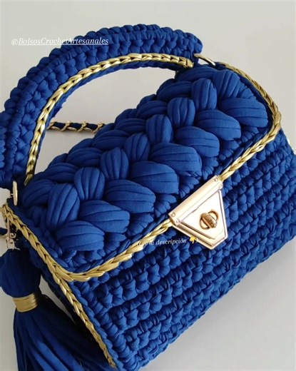 🧶 ¿Te gustaría aprender a crear hermosos bolsos en trapillo desde cero? ¡Sígueme y guarda este video para enviarte un paso a paso! 👜✨ #bolsosycarteras #crochetersoftiktok #bolsos #trapillo #trapillocrochet #tejer #manualidades #emprendedoras #fyp