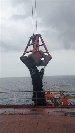 pemindahan muatan batubara dari kapal ke tongkang