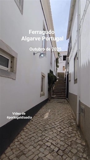 Ferragudo! É uma vila pitoresca na região do Algarve, no sul de Portugal. Esta encantadora vila piscatória é conhecida pelas suas casas caiadas de branco, ruas estreitas e belas praias. ESPETÁCULO. #portugaldiaadia estava lá. https://www.facebook.com/portugaldiaadia https://www.facebook.com/jorge.maia.39589. https://instagram.com/portugal_passeando=MzNlNGNkZWQ4Mg== @portugal_passeando @portugaltoday #jorgedacostamaiacostamaia #portugaldenorteasul @portugaldiaadia4499 #almada #laranjeiro #feijo #