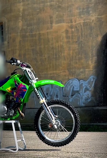 ÇA TOURNE 🎥🏁 Petite dernière ! 🍏 Sortie de l’atelier Clickair Vinrage : une KX 80 1994 — toute une époque… 💭 Dans les années 90, les 80cc représentaient le passage obligé pour toute une génération de pilotes motocross. Des motos légères, nerveuses, avec un moteur 2-temps explosif qui ne pardonnait rien. C’était l’école du pilotage pur : trajectoires propres, engagement total et contrôle de la machine. La KX 80 de cette époque faisait partie des références, redoutée pour son caractère et son 