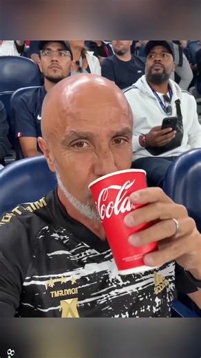 Come creare questo effetto calcio dei Mondiali?È molto semplice, te lo spiego subito! Prima di tutto clicca la freccia in basso a destra e copia il link del video. Poi apri il modello in basso a sinistra. Se non lo trovi, vai sul mio profilo, apri questo video e clicca sul modello in basso a sinistra. Premi il pulsante rosso per usare il modello, carica la tua foto e clicca Avanti per finire. Se ti piace, prova subito! Buona fortuna!#capcut #capcutpioneer #footballl #worldcup