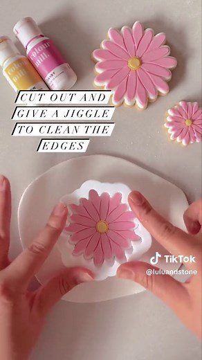 Two Tone Daisy Cookie Decorating Tutorial