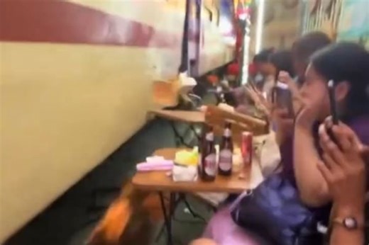 ハノイ：観光名所「線路沿いカフェ」で列車とテーブルの接触事故［社会］