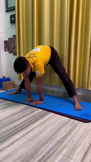 517K views · 10K reactions | Learn middle split pose By professional Yoga teacher Shivam sharma. #reels #reelsinstagram #reel#yogapractice #yogaclass #yogaclasses #yogaflow#viralreels #reels #bestyogaphotography#chinstand#jeevanyogastudio #viral #asana#yogapractice #yogi #yogaclasses #yogainspiration#bestyogapose #yogaclass #yogaeveryday #yogalove#yogatraveller#cowpose #yogi#praveenvogaacademv#stretch #viralpost | Jeevan YOGA Studio | Facebook