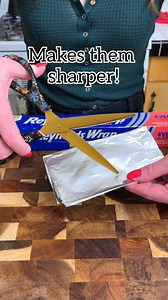 1.4M views · 4.5K reactions | ✂️ Cutting aluminum foil sharpens scissors! #hometips #crafting #tools #diy | Jeff & Lauren | Facebook