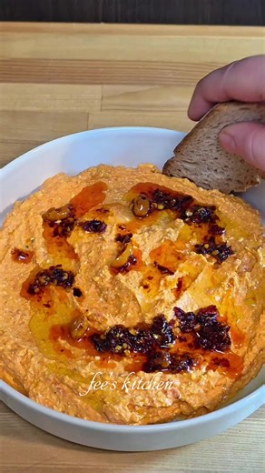 Feta-Ajvar-Dip in nur 5 Minuten 🔥 Cremig, würzig & einfach süchtig! Zutaten: 🧄 2 Knoblauchzehen 🥄 1 EL Joghurt 🧀 150 g Feta 🌶️ 2 EL Ajvar 🫒 Olivenöl Zubereitung: Alles in den Mixer geben und cremig mixen ✨ Auf einen Teller streichen, mit etwas Olivenöl toppen 👉 Ich habe noch crispy Chili Oil darübergegeben – Gamechanger! 🔥 Perfekt als Dip, Brotaufstrich oder zu Gemüse 🥖🥕 Speichern nicht vergessen 💾❤️ #easyrecipe #fingerfood #dip #meze #brunch