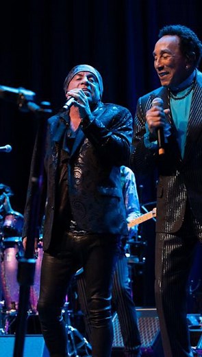 ✨ An unforgettable night at the in New Jersey at the American Music Honors — sharing the stage with @brucespringsteen, @johnfogert, @tommorello and @stevievanzandt 🎤 | Smokey Robinson