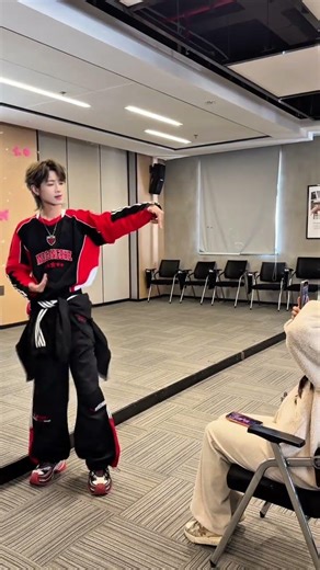 The NPC at the interview site showed me a dance#Nanjing Happy Valley#NPC Interview#The