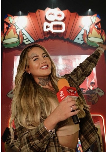 Eu estou no Maior e Melhor São João do Mundo e é claro que vim aproveitar no estande do Kwai! ✨ Tinha que ter a minha versão dessa trend pra mostrar pra vocês um pouquinho de tudo que tá rolando no @saojoaocaruaru.oficial Vem ver o que eu aprontei e já sabe, né? Corre pro app do Kwai pra acompanhar os meus bastidores exclusivos dessa festa linda! 👇📱 #VivaOSãoJoãoRaiz *publi