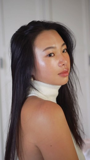 Jessica on Instagram: "Get ready with me 🌼 好喜歡簡單的顏色、簡單的妝 幾乎每天都在用的底妝零技術一分鐘上妝 皮膚就像加了30%美肌功能 持久、運動流汗也不怕，健身妝都靠它 私訊我「粉底」我傳連結給你 或者是看看我的精選動態喔 美麗的睫毛跟眉毛讓我上妝省了超多時間 @peipei_eyelash"