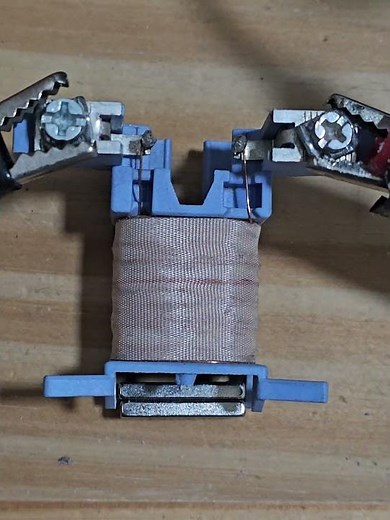 Electromagnetism in action: Current creates forces