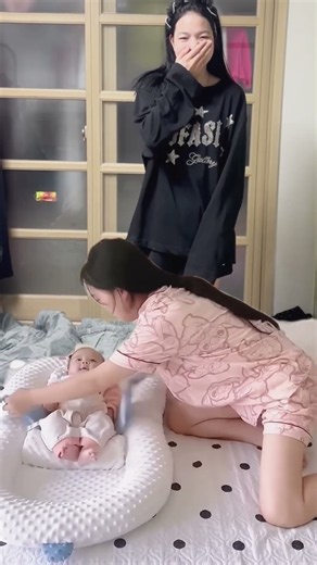 baby sleeping with mom is so well-behaved 😝😝😜😍😘😅아기가 엄마와 함께 자는 모습이 정말 얌전해요