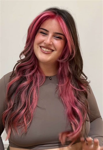 Butterfly cut sur cheveux longs avec un contouring rose 💗 Boss lady ! #colorationcheveux #tendancecapillaire #prtoi