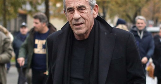 “C’était l’époque” : Thierry Ardisson revient sur les séquences polémiques avec les femmes dans le documentaire de sa femme Audrey Crespo-Mara