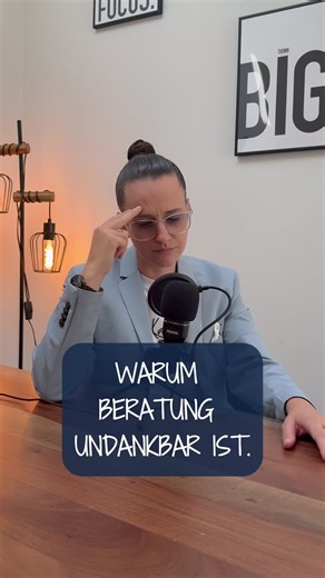 Kein Berater der Welt kann Veränderung für Euch übernehmen. ☝️ Und genau das macht Beratung manchmal zu einem verdammt undankbaren Job. Wir können Unternehmen Tools geben, Gespräche führen, neue Perspektiven aufzeigen und sie durch Veränderungsprozesse begleiten. Aber am Ende gibt es einen Teil, den niemand von außen übernehmen kann: Menschen müssen selbst bereit sein, ihr Verhalten zu verändern. Und genau da wird es schwierig. Denn natürlich wünschen sich viele eine bessere Zusammenarbeit, gesü
