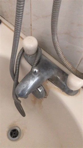 Love making a difference in the houses I clean 😍#tapclean #bathcleaning #viakalspray #pinkstuffpaste #GetGrafting #satisfying #asmrcleaning #fyp