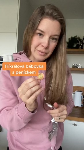 Hrnková bábovka #recept 👇 1 hrnek hladké mouky 1 hrnek mletých ořechů 3/4 hrnku cukru 3 vejce 1/2 hrnku mléka 1/2 hrnku oleje 1 kypřící prášek do pečiva Vím, že by se nejdříve měly smíchat suché ingredience, pak ty tekuté a až následně spojit. Já to ale většinou všechno sesypu do jedné mísy a míchám tak dlouho, až je těsto jakž takž hladké 🙈 Peču na 170 stupňů cca 45min - dokud se těsto nelepí na špejli. #peceni #recepty #babovka