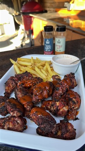 Happy #nationalchickenwingday and it’s a Wednesday too! #wingwednesday You gotta love some smoked crispy Buffalo Dust wings smothered in our Original Buffalo Hot Sauce. Dip them in a cool creamy ranch dip made with Texas Ranch BBQ Rub 👌 #wings #chicken #chickenwings