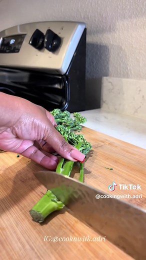 Garlic Butter Broccolini Broccolini Minced garlic Lemon juice Butter S&P 💓Remove leaves & cut the end of the stalk. Blanch (put in boiling water for 3 minutes & add to ice bath immediately after to stop the cooking). 💓Melt butter over medium heat. Add minced garlic. Add broccolini. Season with S&P & lemon juice (be easy with the lemon juice). Let steam for 5-6 min. Enjoy!