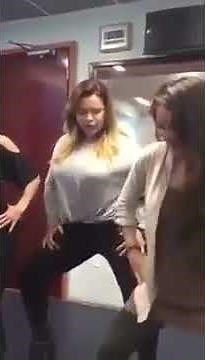 Maestras enseñan como hacer el amor