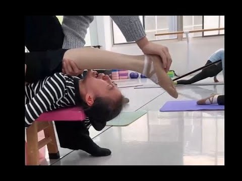 flexible chinese girl,,舞蹈课 耗腿 被动压腿 走脚背 bpg