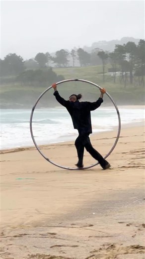 15K views · 412 reactions | Nivel de compromiso con el arte: 10/10 Nivel de sentido común: -3 ¿Arte o locura? #cyrwheel #circusinspiration #humor #galicia #ruedacyr #funday #pantinclassic | Jeff Cruz | Facebook