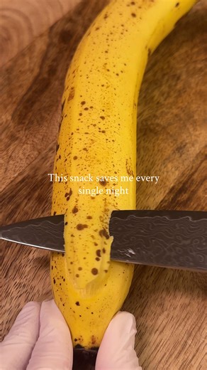 🍌✨ Gevulde Airfryer Banaan met Pindakaas & Chocolade ✨🍫 Zin in een supersnel, warm én mega lekker toetje? Dan is dit banaantoetje uit de airfryer perfect! Knapperig, romig, zoet en een beetje crunchy… alles in één hap! 🤍 🛒 Wat heb je nodig? -1 banaan -Pindakaas naar keuze (ik gebruikte dubbel chocolade karamel zeezout 😍, maar alles kan!) -Yoghurt -Een paar stukjes chocolade -Wat nootjes (bijv. pinda’s, hazelnoten of amandelen) 👩‍🍳 Zo maak je het: -Snijd de banaan in de schil een beetje op
