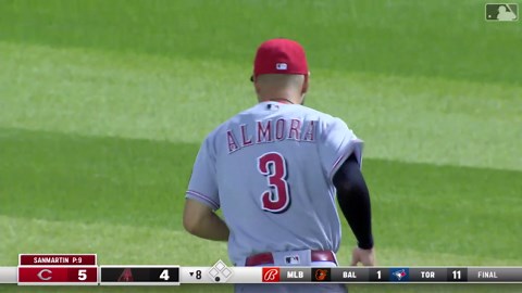 Almora Jr. se desliza y captura