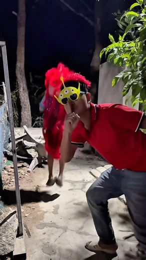 Quái Vật Màu Đỏ nào đây ?