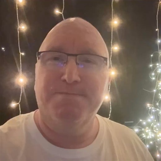 Guido Liska on Instagram: "Das größte ist bei @multifluffyness ja offensichtlich, ihr großes Lächeln. Direkt gefolgt von Ihrem Herz und dem was darüber liegt 😆 Weil ich in niederländisch höchstens Schimpfwörter und unanständiges wüsste, hab ich mir von der KI helfen lassen. 🙈 Trotzdem möchte ich ihr dafür danken das Sie mich nicht nur in dunklen Tagen etwas Licht gegeben hat. Sondern das Sie auch zeigt das man sich in allen Cosplays präsentieren darf. Mach weiter so und bleib so wie du bist. H