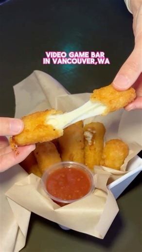 JO 🍓⛓️‍💥Portland, Oregon on Instagram: "🕹️ VIDEO GAME BAR IN VANCOUVER, WASHINGTON Gaming, grubbin, and good vibes 🔥 📍: @vault31bar has PCs, consoles, cheap mocktails, and food that HITS! Vancouver’s cozy little gamer den 🥰 👾 FUN FACT: Big video game guy over here! Grew up with them and still play them almost daily, so places like this are straight up Disneyland in my book 💿ORDER💿 🛸 PRINCESS GALAXY prickly pear puree, lime, ginger beer, blue raspberry syrup 🐟 FISH FUCK IN IT blue rasp