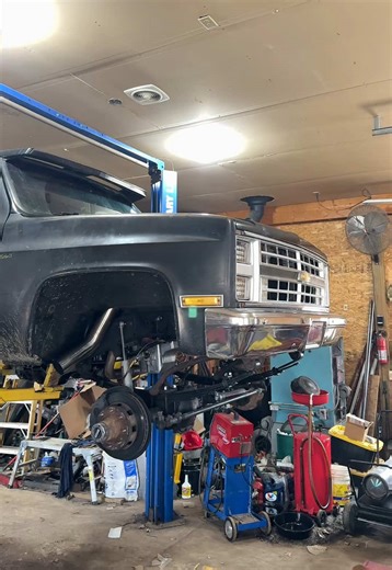 1.5 Inch Lift on Chevy Square Body with 33-Inch Tires