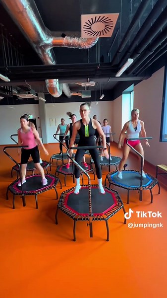 Szuper hangulat, zene, és mozgás - trambulinos edzés, ami garantáltan mosolyt csal az arcodra! 🎶🔥🤩 - - - #jumping #worldjumping #worldjumpingnagykanizsa #jumpingfitness #jumpingworkout #trampoline #trampolineworkout #trampolinefitness #nagykanizsa #edzés #kardio