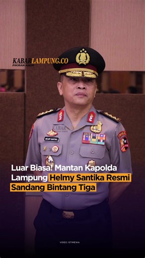 Mantan Kapolda Lampung Helmy Santika resmi menyandang pangkat Komisaris Jenderal Polisi (Komjen Pol). Kenaikan pangkat bintang tiga itu menjadi penanda perjalanan panjangnya di Korps Bhayangkara. Selama berkarier, Helmy dipercaya menangani berbagai kasus besar yang menyita perhatian publik, mulai dari pembunuhan Ryan Jombang, John Kei, Gayus Tambunan, hingga pengungkapan jaringan narkoba Fredy Pratama saat menjabat Kapolda Lampung. #Kabarlampung #Lampung #HelmySantika #KomjenPol #kapoldalampung