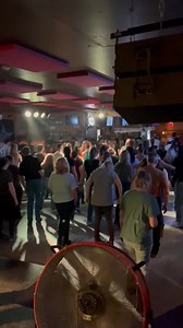 Viens nous voir cet après-midi pour les cours de niveau débutant avec Sarah-Claude.🕺🏻💃🏼 Le premier cours débute à 13h et le deuxième cours à 15h45! 🔥 10$/ personne Aucune inscription requise | Ballroom Country