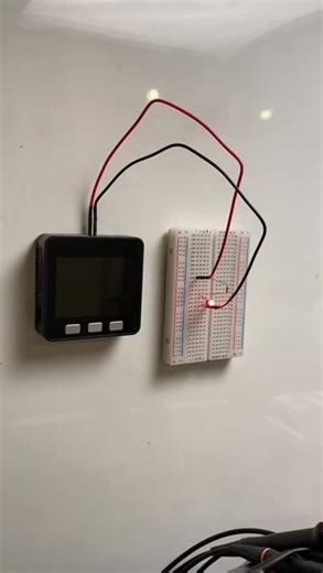 【電子工作の豆知識】M5Stackとブレッドボードは簡単にホワイトボードに取り付きます M5Stackは、後ろに磁石が仕掛けられてます。 ブレッドボードの方は、100均で購入したネオジム磁石をホワイトボードとブレッドボードの間に仕込んでます。 動作も問題なし。