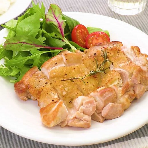 香り豊か！ 鶏肉のソテーローズマリー風味のレシピ動画・作り方 | デリッシュキッチン