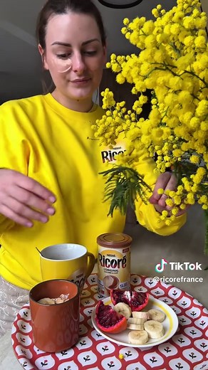 Commence ta journée en jaune ☀️ : savoure une boisson RICORÉ® accompagnée d’un petit-déjeuner complet pour bien démarrer. RICORÉ® L’Original, source de magnésium*, te donne l’énergie pour rester en forme toute la journée. 🏃‍♀️ *RICORÉ® L’Original est source de magnésium lorsqu’il est reconstitué avec du lait de vache. Pour votre santé, évitez de grignoter entre les repas. www.mangerbouger.fr #routine #ricore #bienêtre