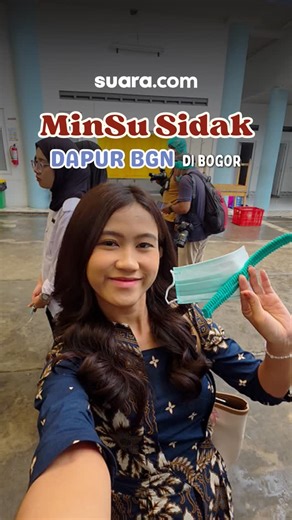 Suaradotcom on Instagram: "MinSu dikasih kesempatan buat sidak alias inspeksi mendadak ke salah satu dapur atau Satuan Pelayanan Pemenuhan Gizi (SPPG) Makan Bergizi Gratis (MBG) nih! Dapur MBG yang MinSu datengin itu ada di Jalan Kp. Nyalindung Nomor 1 Sukamantari Kecamatan Tamansari, Kabupaten Bogor, Jawa Barat. Waktu ke sana, MinSu dikasih lihat tuh bagaimana para petugas SPPG bekerja menyiapkan makan siang untuk adik-adik sekolah. Sooooo higienis! Terlihat dari petugasnya aja masker, pelindun