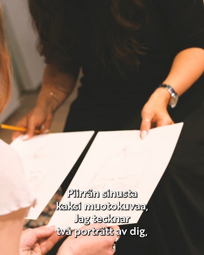 Haluaisitko, että taiteilija piirtää muotokuvasi? 🎨 Vill du att en konstnär tecknar ditt porträtt? 🎨 Would you like an artist to draw your portrait? Katriina Haikalan Social Portrait – Women Only-piirustusperformanssi nähdään Kuntsin modernin taiteen museossa: 👉 la 10.2.2024, klo 12–14 ja 15–17 👉 la 9.3.2024, klo 12–14 ja 15–17 👉 la 6.4.2024, klo 12–14 ja 15–17 Taiteilija piirtää muotokuvia naisista, mutta kaikki ovat tervetulleita seuraamaan performanssia. Ei ennakkoilmoittautumista. Tapah