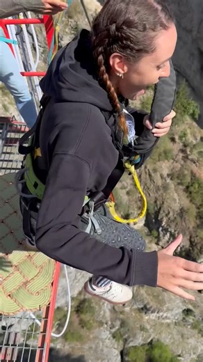 Bungy Niouc on Instagram: "La sensation de tomber… comme dans un rêve Tu as déjà eu cette impression de chute en plein rêve ? Le Giant Swing Solo, c’est un peu ça… mais en vrai. Les pieds vers le vide, ton estomac qui remonte, et cette bascule soudaine qui t’arrache un cri. S’il y a bien une de nos activités qui se rapproche d’un grand huit, c’est celle-là. Idéale pour celles et ceux qui veulent découvrir les sensations fortes… étape par étape. #maneges #sion #carousselle #attraction# #lausanne 