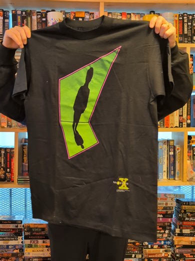 The truth is out there, and it just landed at Owen’s Oddities! ​ If you know me, you know 90s sci-fi and mystery is my absolute jam, right up there with my Twin Peaks obsession and The X-Files is hands down one of my all-time favorite shows from the decade. I am beyond excited to show off this incredible vintage 1994 X-Files promo tee. Featuring that iconic alien silhouette graphic in striking neon green and purple, this shirt is an absolute classic printed on a highly sought-after Stanley DeSan