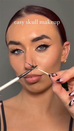 easy skull makeup 💀 PRODUCTS @narsissist natural radiant longwear foundation @hudabeauty concealer @morphebrushes blush trio @sosucosmetics contour stick @lorealparis superliner @beautybay Smokey palette #makeup #halloweenmakeup #makeuphack #creativemakeup #mua #makeupartist #halloween #makeuptutorial #halloween2025 #skull #skullmakeup #skeleton #skeletonmakeup #easyhalloweenmakeup #halloweenmakeuphack | Emma Farrell Beauty