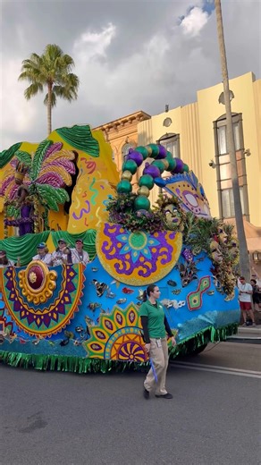 Here comes float number 4 in the Mardi Gras parade at Universal Studios FL! #universalstudios