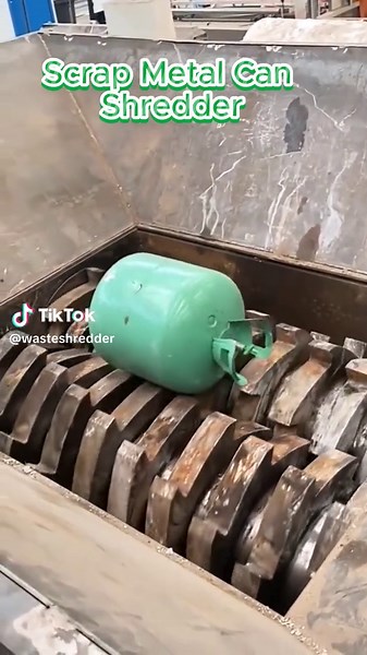 The video shows a shredder customized for a metal can recycling customer, which is mainly used to shred some cylindrical cans.#shredder #recycling #cans