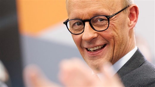 Zum Geburtstag schenkt die Unionsfraktion Merz eine Deutschlandfahne